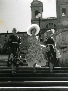 Scalinata di Piazza di Spagna vestito Montorsi 1950 Musiculturaonline