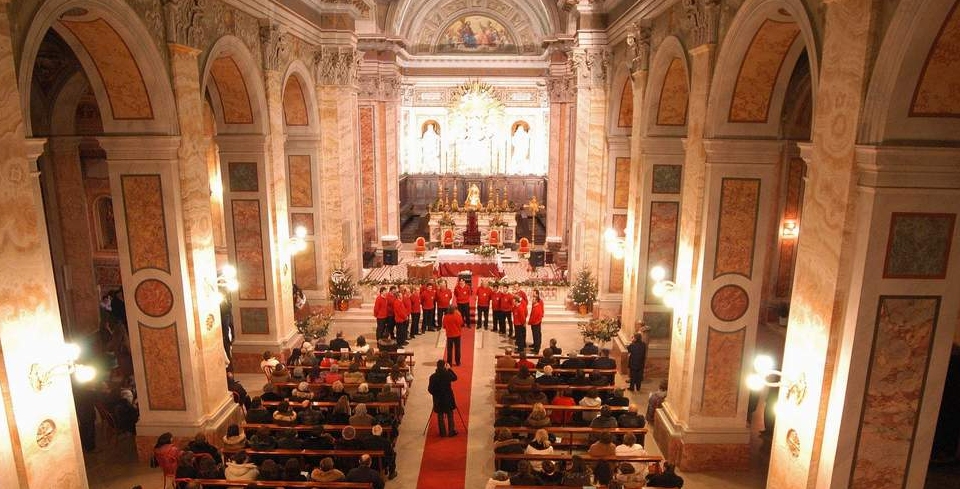 “CAPANNA SANDA” a Montalto Marche con tre cori