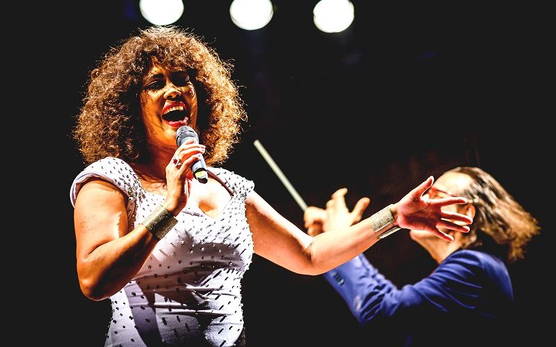 Belinda Davids for Whitney Houston al Symphony Pop Festival
